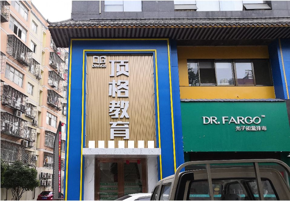 泰兴门头设计要符合门店特色。